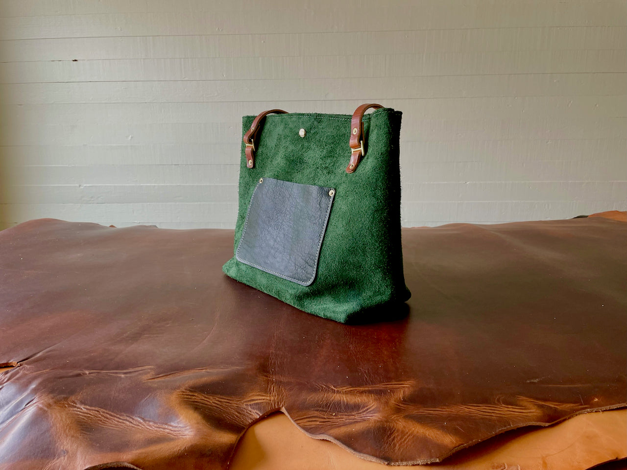 Tote #5010 | GREEN ROUGHOUT | MEDIUM