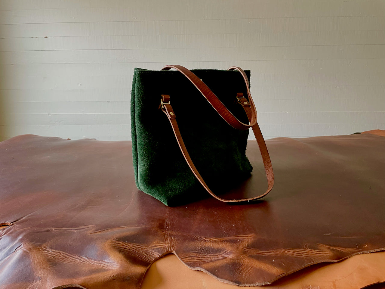 Tote #5010 | GREEN ROUGHOUT | MEDIUM