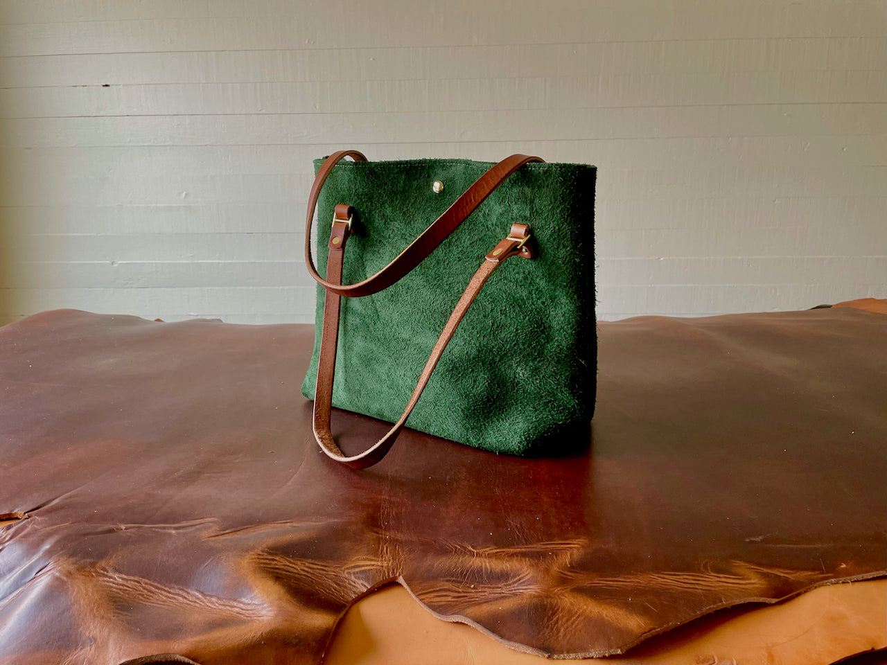 Tote #5010 | GREEN ROUGHOUT | MEDIUM