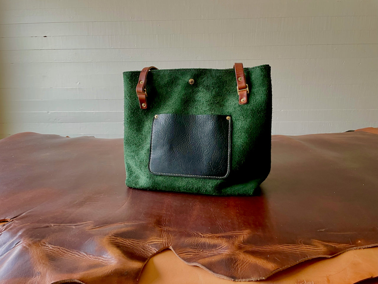 Tote #5010 | GREEN ROUGHOUT | MEDIUM